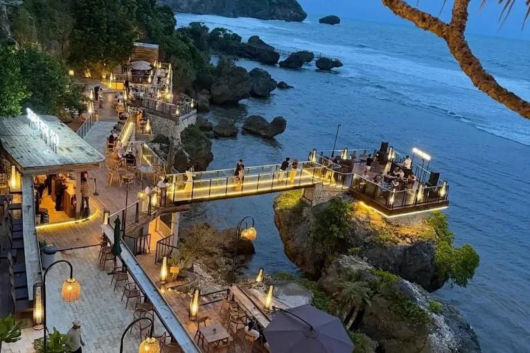 Read more about the article On The Rock Jogja: Harga Tiket, Lokasi, Menu, Jam Operasional Terbaru
